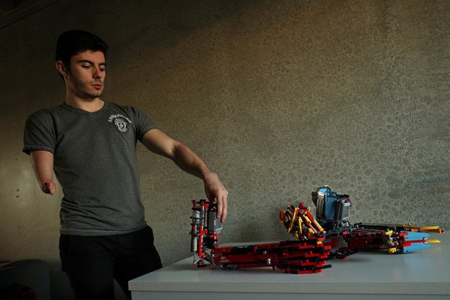 Bị khuyết tật bẩm sinh, anh chàng 19 tuổi tự làm cho mình cánh tay robot từ Lego, cầm nắm được như chi thật - Ảnh 3.