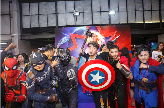 Pewpew cầm rìu Thor, khiên Captain America cùng hàng loạt siêu anh hùng đại náo buổi công chiếu sớm Captain Marvel - Ảnh 1.