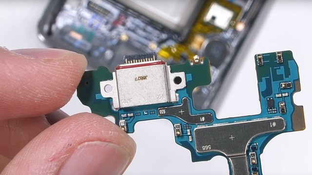 JerryRigEverything mổ xẻ Galaxy S10: Cổng USB-C hàn vào bo mạch, cảm biến vân tay siêu âm gắn chặt vào màn hình, khả năng thay thế/sửa chữa kém - Ảnh 2.