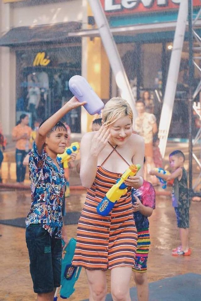 Ướt nhẹp với thân hình nóng bỏng của DJ Soda trong lễ hội té nước ở Thái Lan - Ảnh 3.