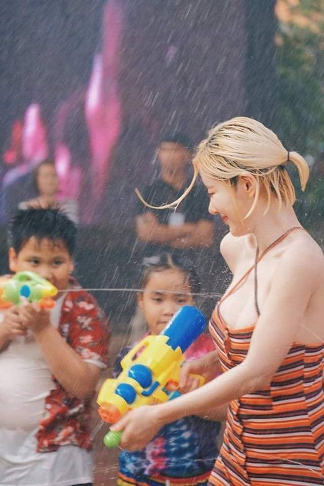Ướt nhẹp với thân hình nóng bỏng của DJ Soda trong lễ hội té nước ở Thái Lan - Ảnh 1.