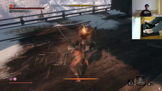 Ngoài sức tưởng tượng: Xuất hiện game thủ giết boss Sekiro bằng.... vô lăng ô tô - Ảnh 1.