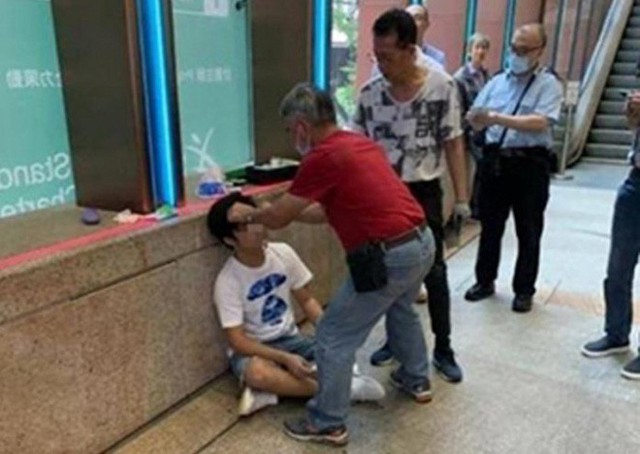 Spoil Endgame ngoài cổng rạp chiếu phim, một thanh niên Hong Kong bị đấm không trượt phát nào - Ảnh 1.
