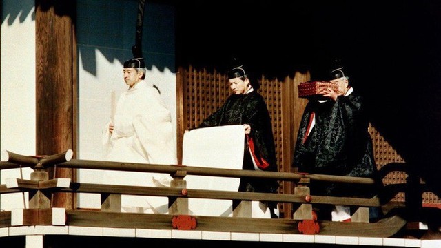 Kho báu bí ẩn của Hoàng gia Nhật Bản: Ba báu vật thần thánh được trao cho tân Nhật hoàng khi lên ngôi - Ảnh 1.