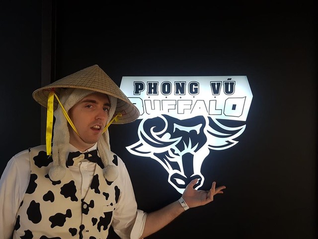LMHT: Chết cười với hình ảnh Thánh Yi Cowsep vận nguyên bộ đồ bò sữa bắt Grab đi xem MSI 2019 - Ảnh 1.