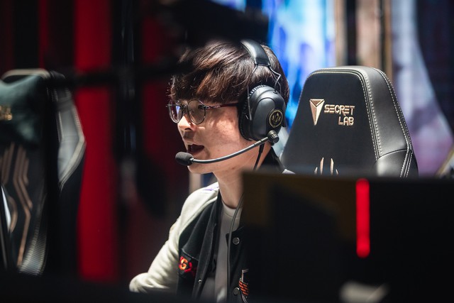 LMHT: Được bà nội sang tận Việt Nam cổ vũ, Faker lên đồng hủy diệt Team Liquid - Ảnh 2.