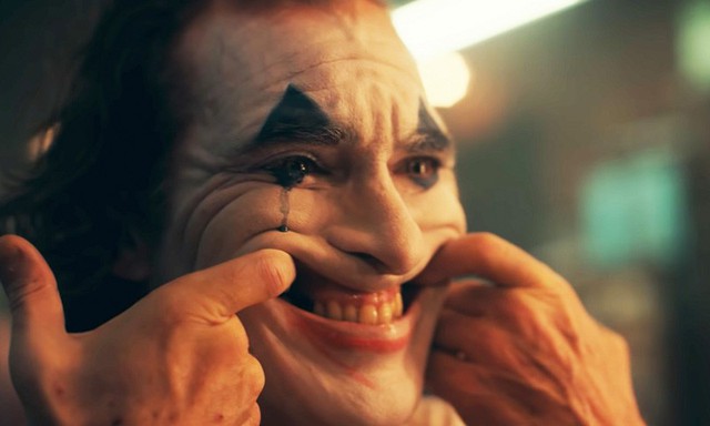 Joaquin Phoenix: Gã Joker điên loạn, khác biệt trên màn ảnh rộng lẫn cuộc sống đời thực! - Ảnh 2.