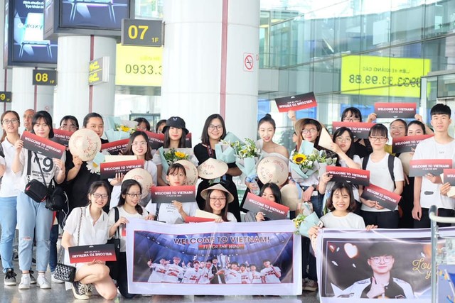 LMHT: SKT đã đến sân bay Nội Bài, Faker bẽn lẽn trước sự cuồng nhiệt của fan hâm mộ Việt - Ảnh 1.