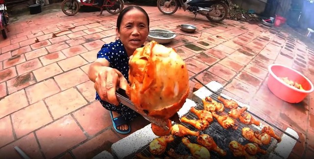 Nổi tiếng vùn vụt, thế nhưng mấy ai biết cuộc đời của bà Tân Vlog lại lắm gian truân như vậy - Ảnh 1.