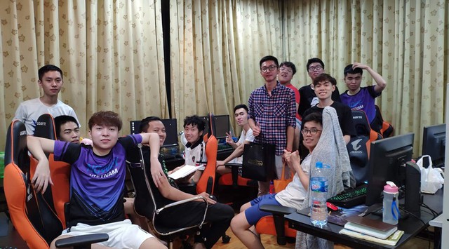 LMHT: Game thủ đến từ Hà Nội bơ vơ vì VCS bị hoãn, GAM lập tức mời về thăm Gaming House để bù đắp - Ảnh 1.