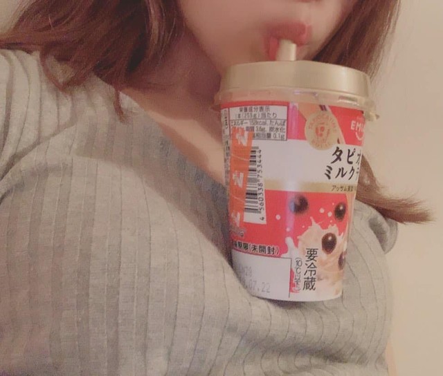 Trào lưu mới siêu bổ mắt của các hot girl Nhật Bản: Thử thách uống trà sữa bằng ngực khủng - Ảnh 2.
