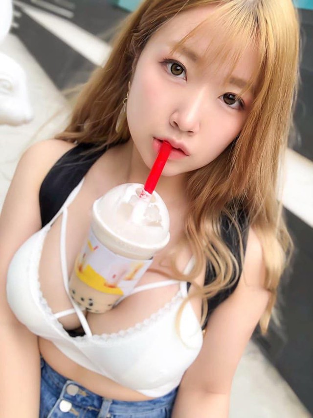 Trào lưu mới siêu bổ mắt của các hot girl Nhật Bản: Thử thách uống trà sữa bằng ngực khủng - Ảnh 7.