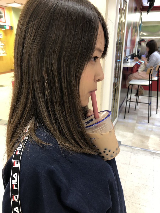 Trào lưu mới siêu bổ mắt của các hot girl Nhật Bản: Thử thách uống trà sữa bằng ngực khủng - Ảnh 3.