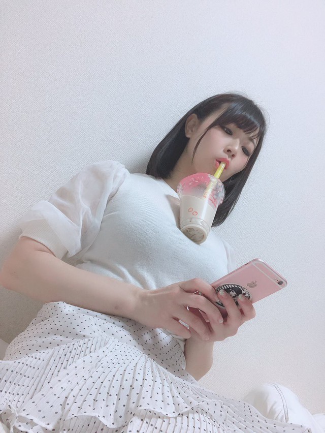 Trào lưu mới siêu bổ mắt của các hot girl Nhật Bản: Thử thách uống trà sữa bằng ngực khủng - Ảnh 8.