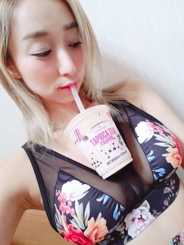 Trào lưu mới siêu bổ mắt của các hot girl Nhật Bản: Thử thách uống trà sữa bằng ngực khủng - Ảnh 11.