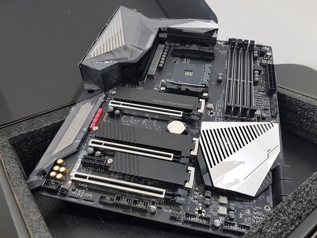 Đập hộp bo mạch chủ X570 Aorus Master: Điều khiến đội xanh lo lắng đã chính thức xuất hiện - Ảnh 2.