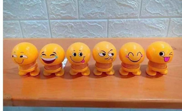 Bán lò xo mặt cười ở vỉa hè, chàng trai trẻ thu lời 5 triệu mỗi ngày - Ảnh 1.