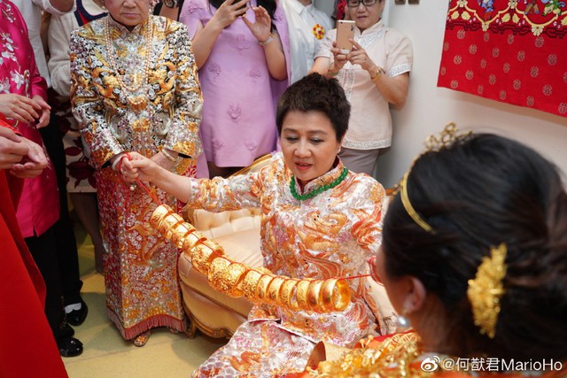 Đám cưới con gái trùm sòng bạc Macau: Đeo 8 cặp vòng vàng nặng trĩu cổ, sính lễ toàn đá quý - Ảnh 1.