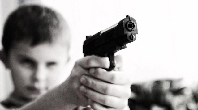 Nghiên cứu cho thấy, trẻ em sau khi chơi game bạo lực thường có xu hướng sử dụng súng - Ảnh 1.