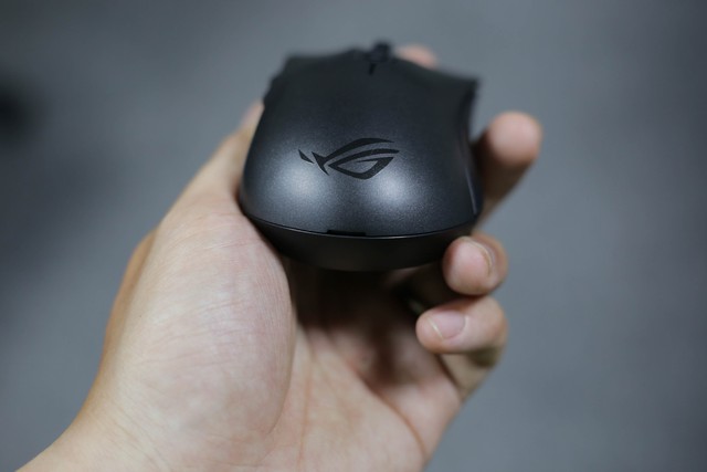 Trên tay Asus ROG Strix Carry - Chuột gaming nhỏ bé gọn nhẹ mang đi đâu cũng không sợ vướng - Ảnh 10.