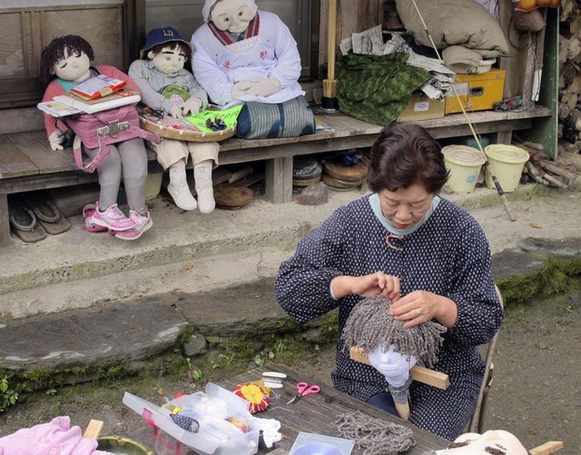 Ngôi làng kỳ lạ nhất Nhật Bản: Bù nhìn đông hơn gấp chục lần con người! - Ảnh 9.