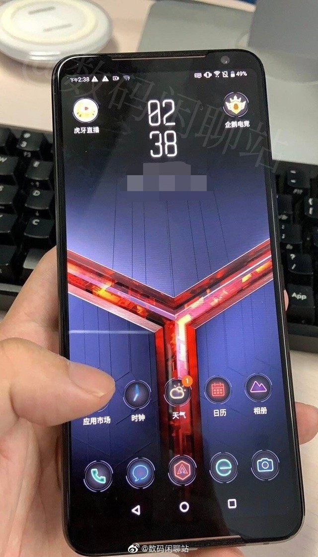 Hình ảnh thực tế đầu tiên của ASUS ROG Phone 2: Vẻ ngoài chẳng khác mấy nhưng ruột thì khủng hơn hẳn, hứa hẹn sẽ là vua gaming  - Ảnh 2.