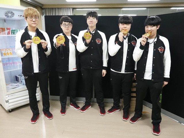 LMHT: Lên ngôi tại Rift Rivals 2019, Faker vĩ đại lại xô đổ thêm một kỷ lục mới - Ảnh 1.