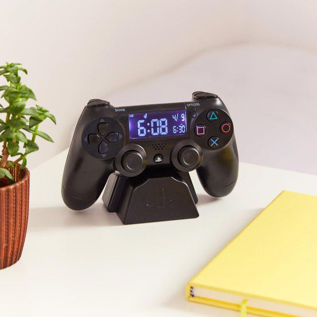 Sắm ngay cho mình một chiếc đồng hồ báo thức phong cách tay cầm PS4 nếu bạn là một game thủ thức khuya cày game - Ảnh 2.