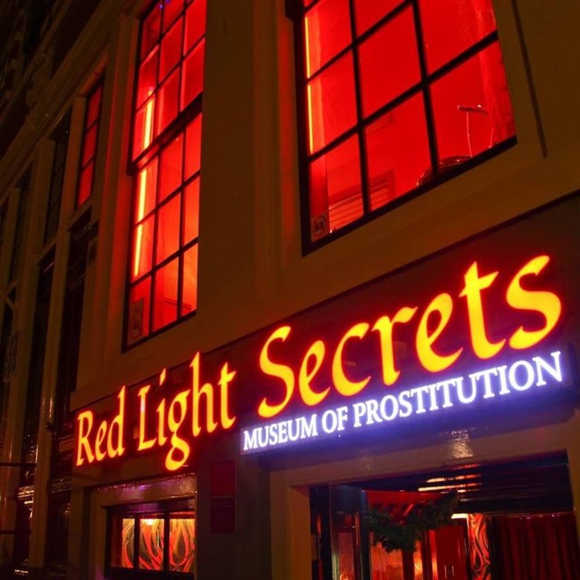 Phố đèn đỏ nổi tiếng nhất thế giới: 2 cô đào từng phục vụ hơn 300 ngàn đàn ông và bí mật luôn gây tò mò ẩn sau mỗi ô cửa màu đỏ quyến rũ - Ảnh 9.
