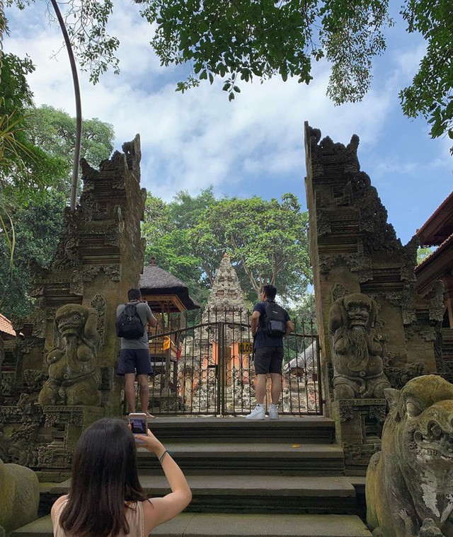 Dùng nước thiêng ở ngôi đền nổi tiếng Bali để… rửa mông, cặp người mẫu nhận chỉ trích gay gắt từ cộng đồng mạng - Ảnh 11.
