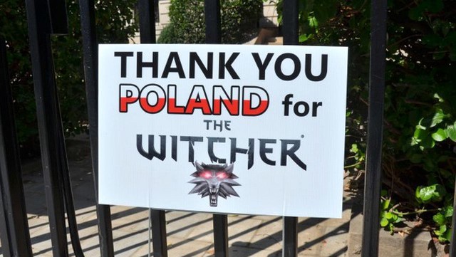 Nhờ chơi The Witcher 3, game thủ chiến thắng bệnh ung thư và treo biển cảm ơn trước đại sứ quán Ba Lan - Ảnh 1.