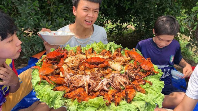 5 kênh du lịch - ẩm thực hot nhất miền Tây: Khoai Lang Thang sắp đạt nút vàng, một YouTuber trẻ tuổi khác đã làm được điều đó từ lâu - Ảnh 23.