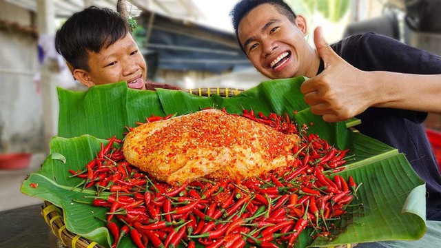 5 kênh du lịch - ẩm thực hot nhất miền Tây: Khoai Lang Thang sắp đạt nút vàng, một YouTuber trẻ tuổi khác đã làm được điều đó từ lâu - Ảnh 43.