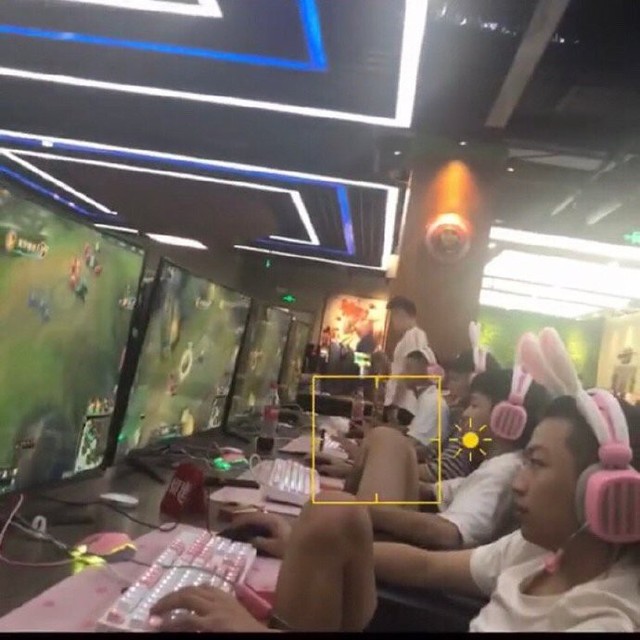 LMHT: Xuất hiện quán net đặc biệt ở Trung Quốc, trang bị Gaming Gear toàn bộ màu hồng nữ tính - Ảnh 1.