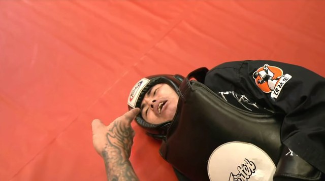 Nổi máu anh hùng bàn phím thách đấu võ sĩ MMA, Youtuber hổ báo bị đánh tới mức phải khóc lóc Đại ca, em sai rồi - Ảnh 5.