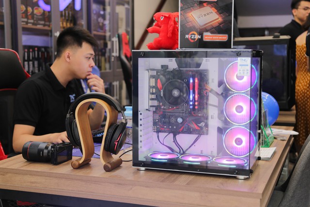 Tới thăm showroom tuyệt đẹp TNC Store mới khai trương: Toàn máy tính khủng cho game thủ chiến tưng bừng - Ảnh 3.