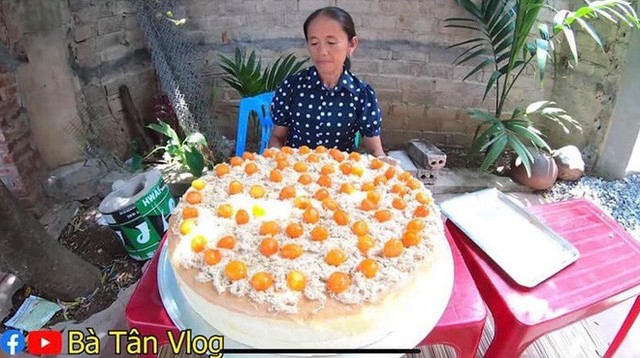 Làm bánh bông lan siêu to khổng lồ, bà Tân Vlog bị dân mạng tố clip sặc mùi dàn dựng - Ảnh 5.