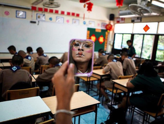 Để học sinh có hứng học hơn, thầy giáo đã đội tóc giả, make up hoá thân thành Lisa (BLACKPINK) mỗi ngày đến trường - Ảnh 7.