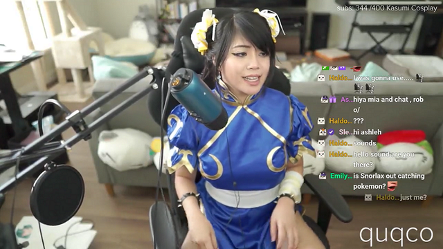 Ngược đời: Đổi gió ăn vận cosplay kín cổng cao tường, nữ streamer bị khóa kênh 3 ngày - Ảnh 1.