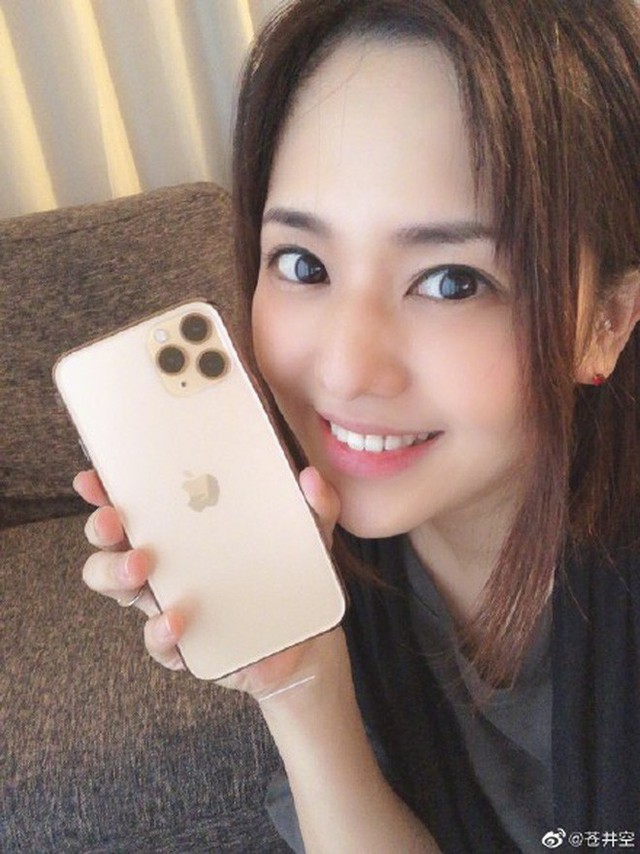 Nữ hoàng phim người lớn Aoi Sora tự sướng với iPhone 11 Pro, nhưng lại có một điều bất ngờ khác trên ảnh - Ảnh 1.