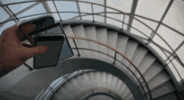 iPhone 11 Pro, Galaxy Note 10 và Huawei Mate 30 rơi xuống từ cầu thang cao chục mét, chiếc smartphone nào sẽ sống sót? - Ảnh 1.