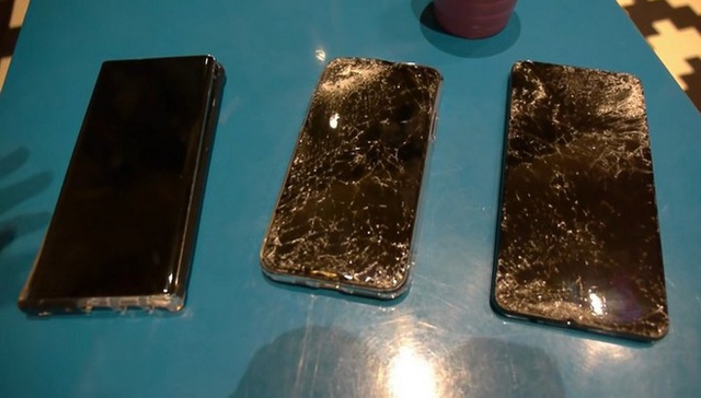 iPhone 11 Pro, Galaxy Note 10 và Huawei Mate 30 rơi xuống từ cầu thang cao chục mét, chiếc smartphone nào sẽ sống sót? - Ảnh 2.