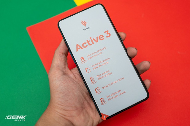  Trên tay Vsmart Active 3: Camera thò thụt, mặt lưng xanh ngọc lục bảo bắt mắt, tặng kèm sạc 18W dù chỉ hỗ trợ sạc nhanh 15W  - Ảnh 3.