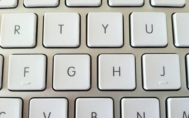 Vì sao nút 'F' và 'J' trên bàn phím lại có đường lằn ngang? Giải đáp từ chuyên gia sẽ giúp hội công sở mở mang tầm mắt!