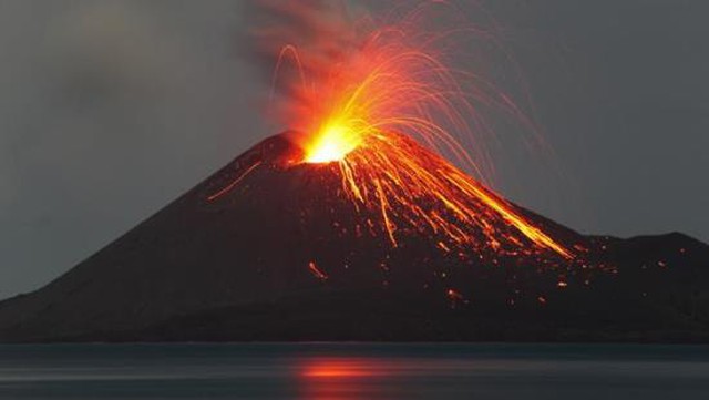 Núi lửa ngầm phun trào dưới đại dương sao nước biển không dập tắt được
