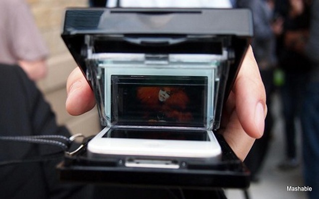 Một chiếc máy chiếu nhỏ gọn khiến việc xem phim, chơi game hay trình chiếu hình ảnh trở nên dễ dàng hơn bao giờ hết. Palm Top Theater sử dụng công nghệ vòm hình ảnh 3D để giúp cho người xem cảm nhận được sự sống động và chi tiết chân thật của mỗi hình ảnh. Hãy tận hưởng những giây phút giải trí thú vị ngay tại nhà của bạn.
