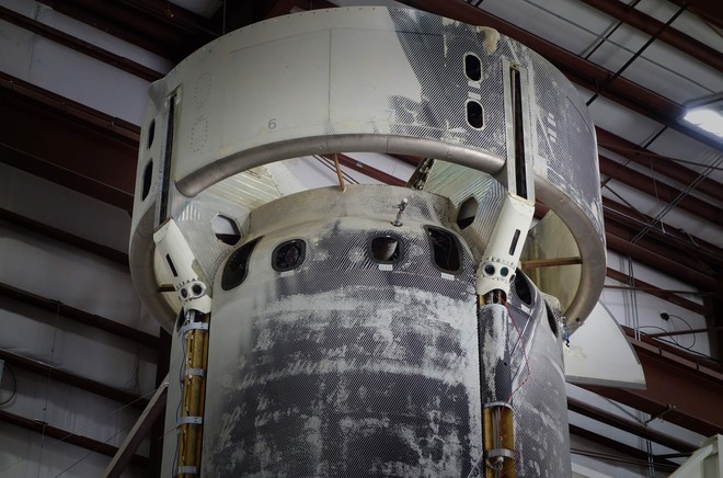 Bên ngoài tên lửa New Shepard gắn thiết bị thử nghiệm SPLICE của NASA với 2 cụm cảm biến màu trắng được gắn phía dưới vây của bộ thăng bằng.