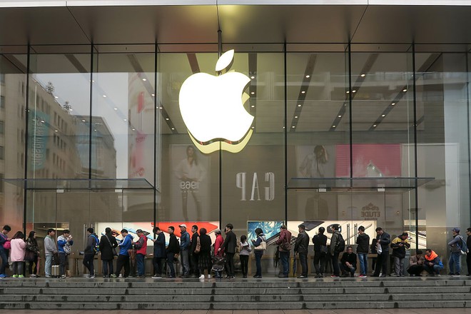 Người dân Trung Quốc xếp hàng để mua iPhone 11 tại Apple Store