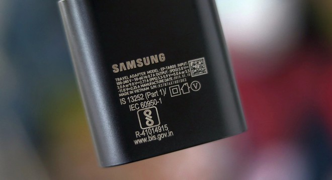 Bây giờ chưa phải là lúc Samsung giảm giá thành bằng cách bỏ đi cục sạc tặng kèm hộp máy Galaxy - Ảnh 2. Bây giờ chưa phải là lúc Samsung giảm giá thành bằng cách bỏ đi cục sạc tặng kèm hộp máy Galaxy - Ảnh 2.