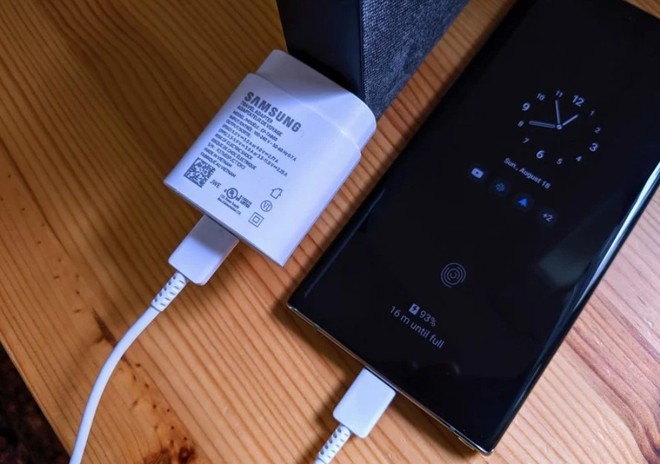 Bây giờ chưa phải là lúc Samsung giảm giá thành bằng cách bỏ đi cục sạc tặng kèm hộp máy Galaxy - Ảnh 1. Bây giờ chưa phải là lúc Samsung giảm giá thành bằng cách bỏ đi cục sạc tặng kèm hộp máy Galaxy - Ảnh 1.